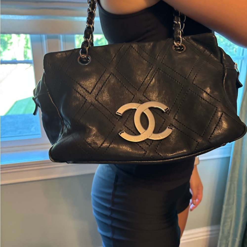 Chanel Black Leather Shoulder Bag with Silver Accents - Picture 4 of 4